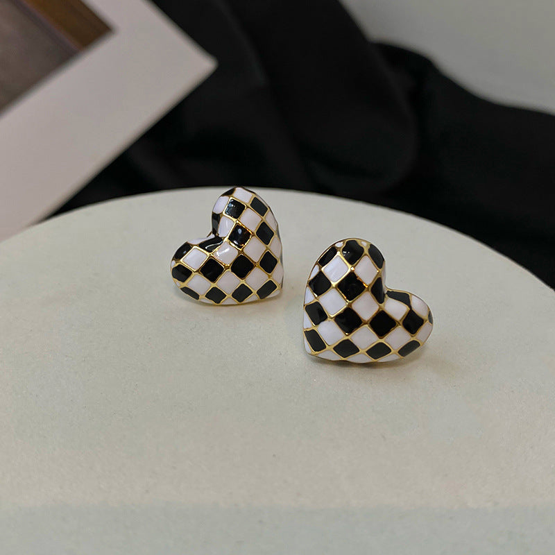 Fashionable Minimalist Heart-Shaped Alloy Stud Earrings for Women with Enamel Finish