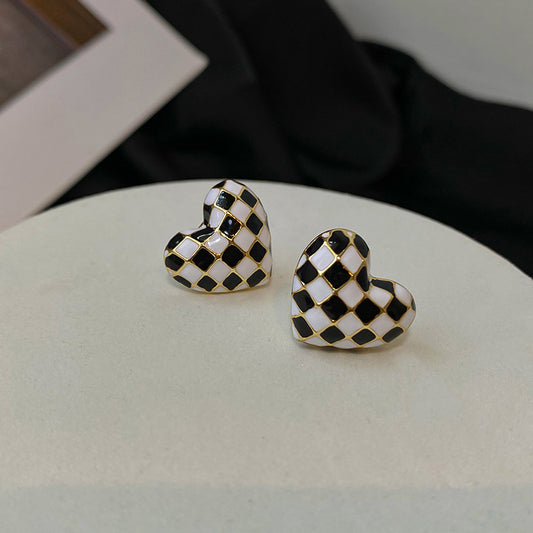 Fashionable Minimalist Heart-Shaped Alloy Stud Earrings for Women with Enamel Finish
