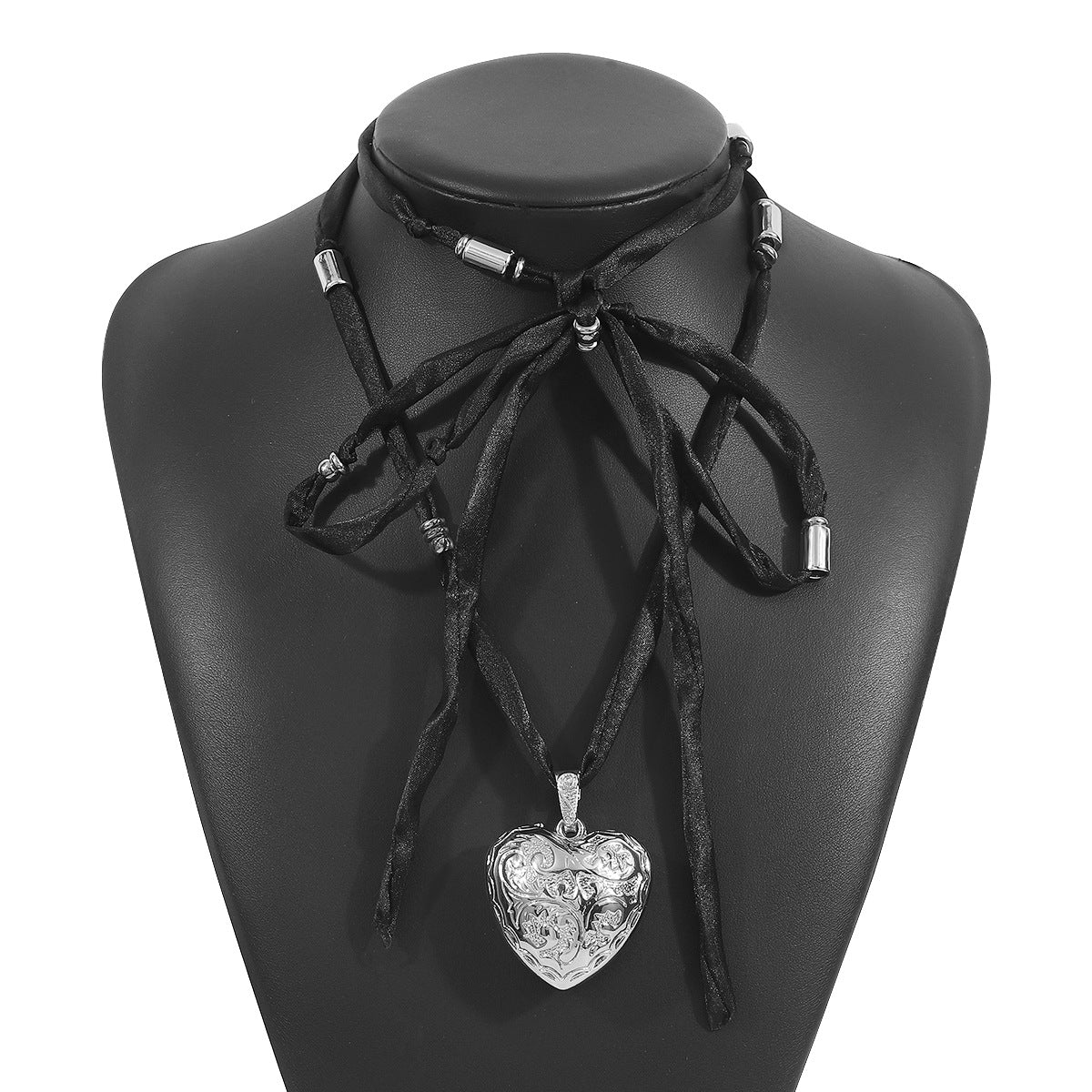 Collana da donna chic a forma di cuore tridimensionale in raso con dettaglio CCB