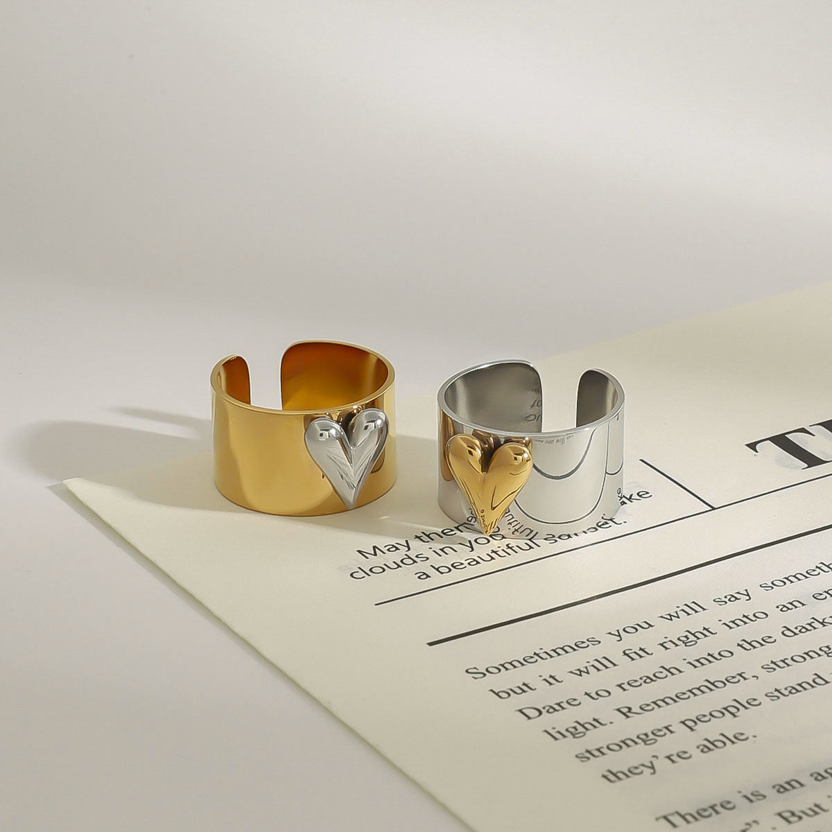 Elegante anello da donna in acciaio al titanio a forma di cuore con finitura placcata, accessorio di moda dal design geometrico