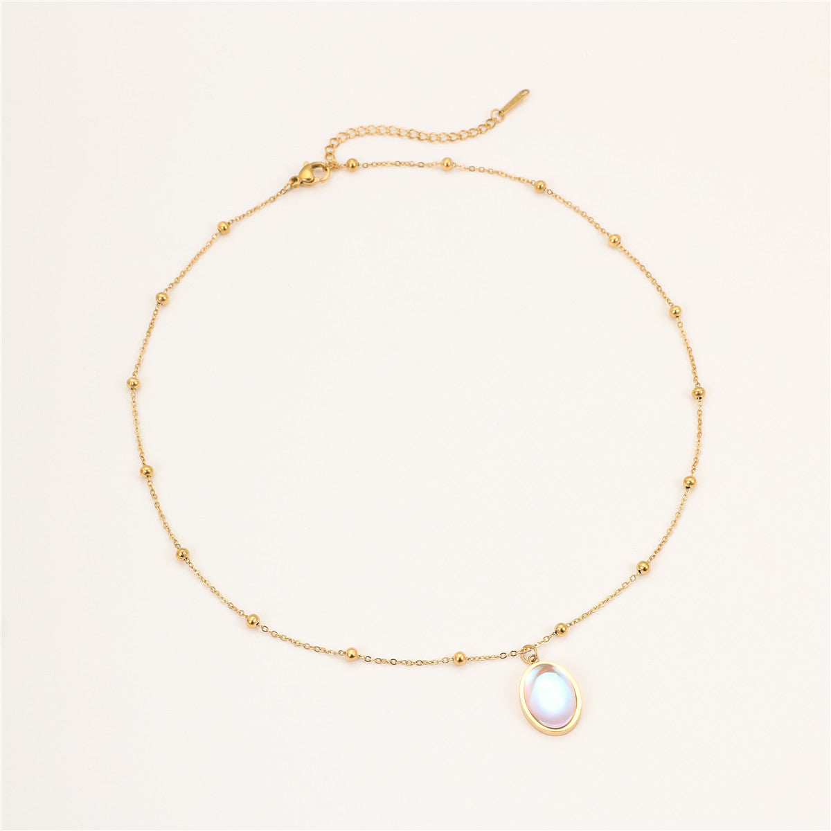 Elegante Collar Ovalado de Acero Inoxidable con Colgante de Piedra Lunar Iridiscente y Baño de Oro de 18K para Mujer