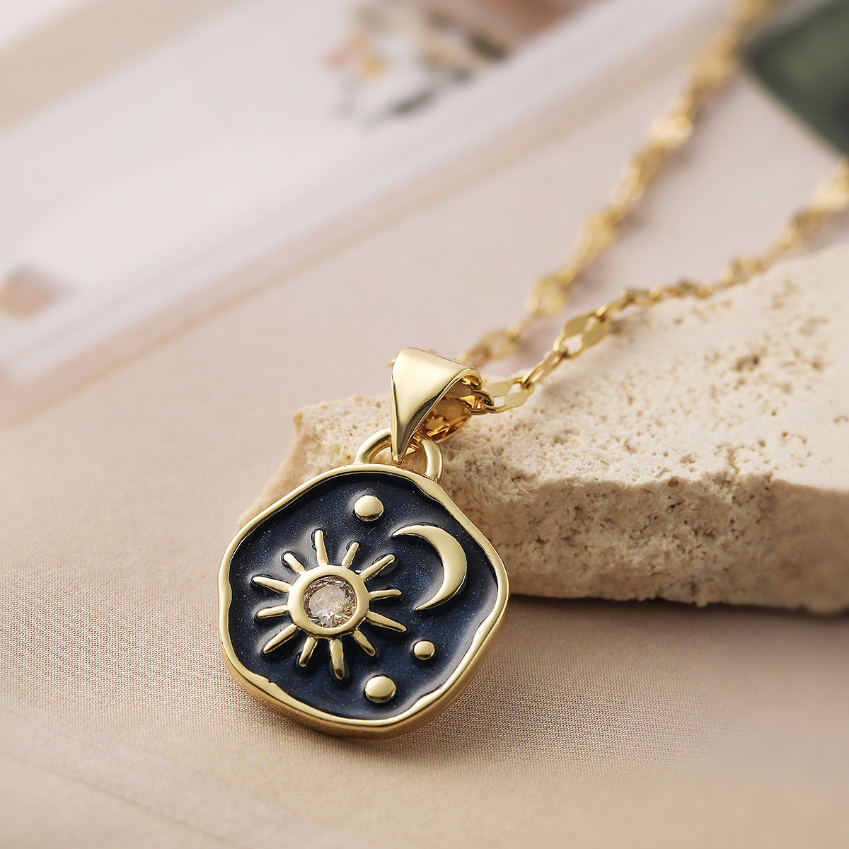 Collar con colgante minimalista geométrico de sol, luna y estrella para mujer con acabado de esmalte y base de cobre