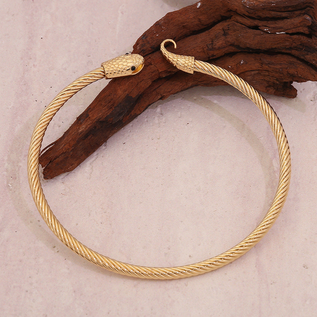 Edgy Snake-Shaped Collar Necklace Set with Iron Construction for Women