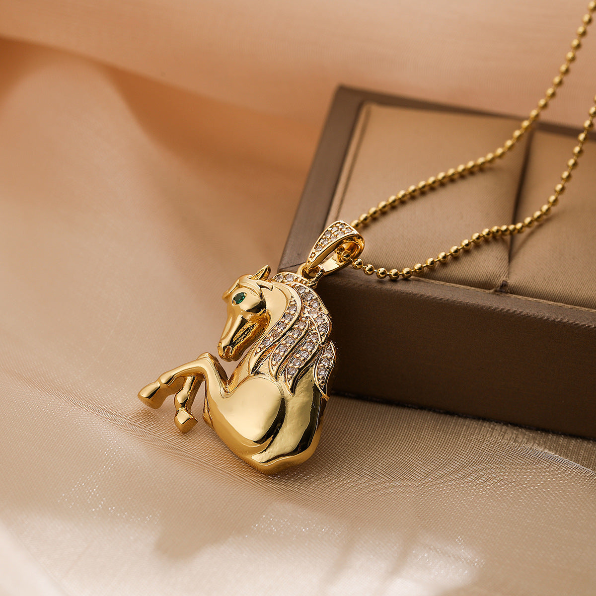 Collana con pendente minimalista a forma di cavallo in rame placcato oro e intarsio di zirconi da donna