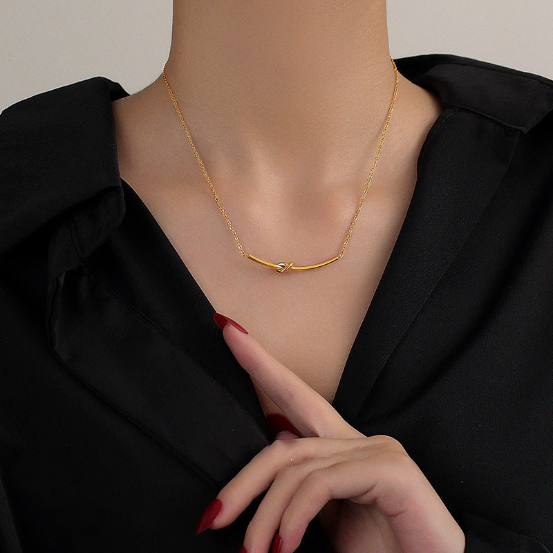 Collana Minimalista Geometrica Placcata in Acciaio Titanio con Ciondolo a Fiocco per Donna, Catena Regolabile