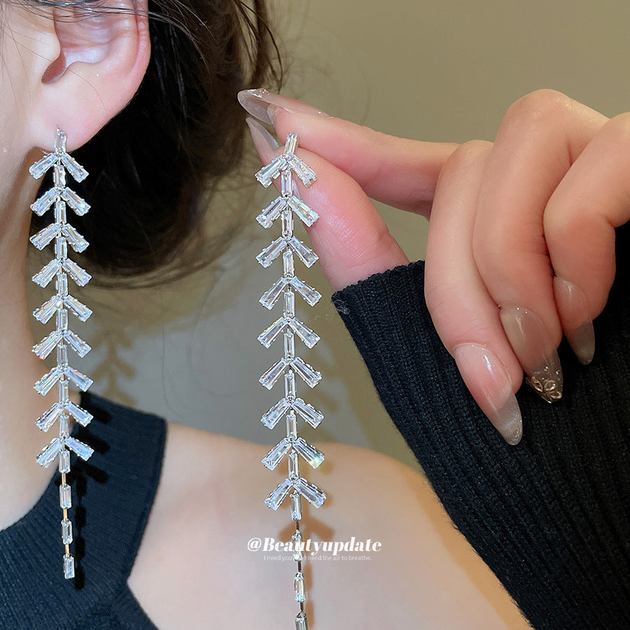 Pendientes de Cobre Minimalistas con Forma de Hoja con Circonitas Engastadas y Postes de Acero Inoxidable para Mujer