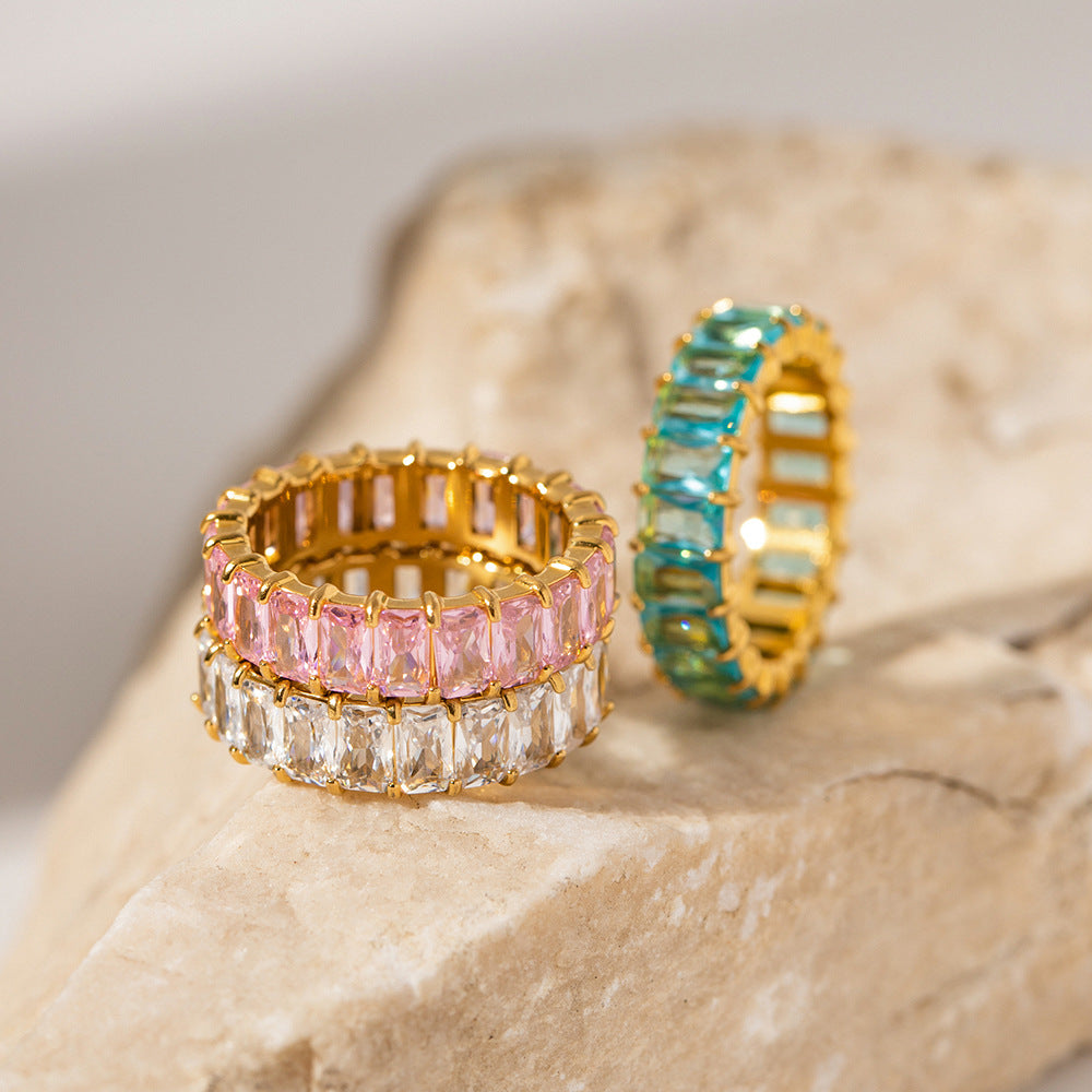 Anello da donna minimalista geometrico in acciaio inossidabile placcato oro 18 carati con intarsio in zirconi