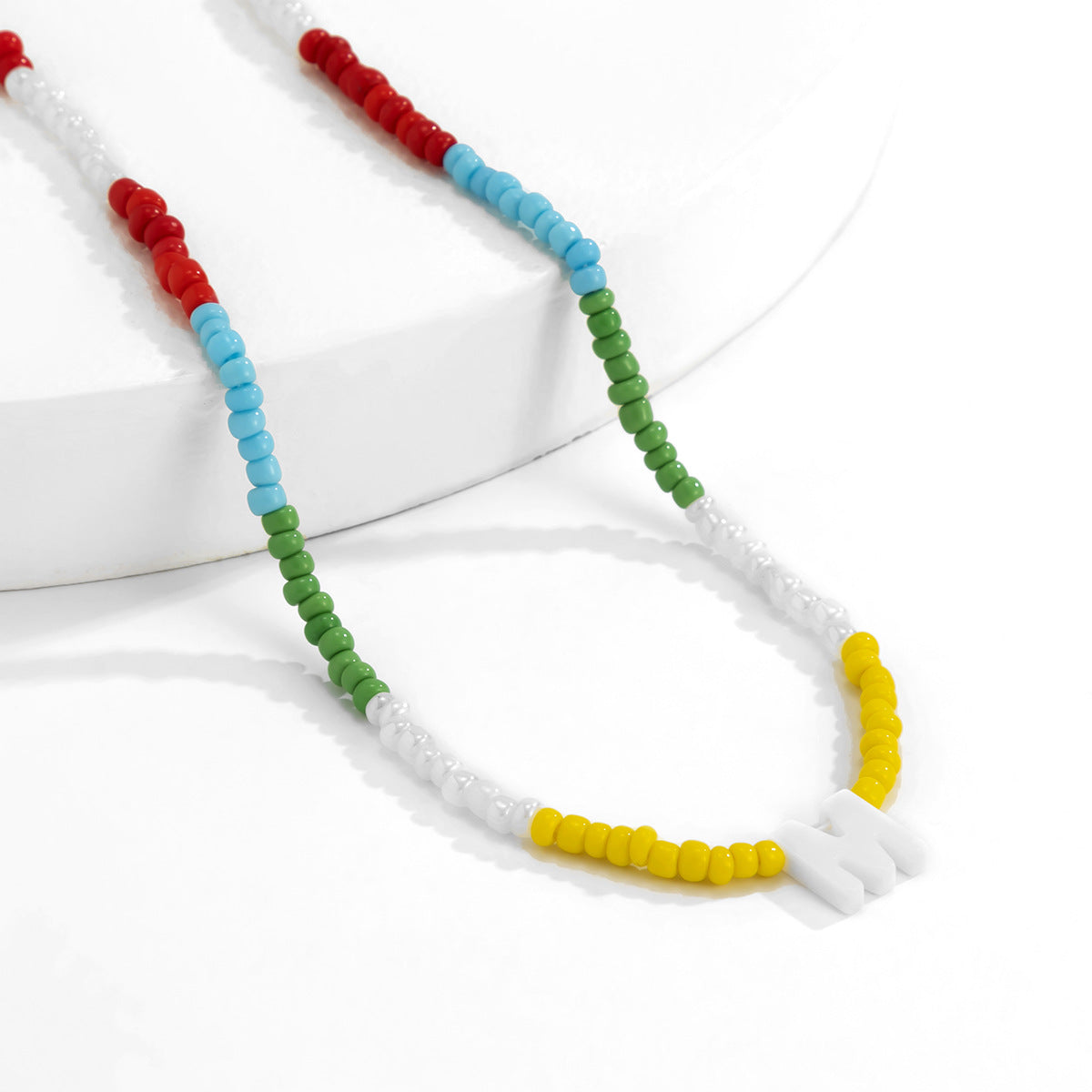 Collar colgante con dije de letra geométrica minimalista con cuentas de perlas de imitación y cadena de bola redonda para mujer