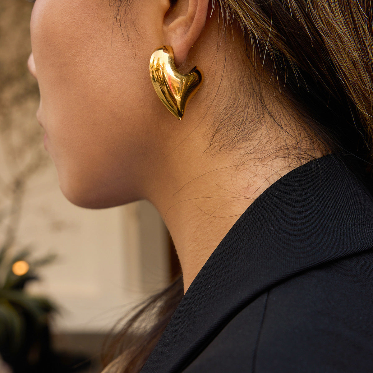 Elegantes aretes de acero titanio en forma de corazón para mujer con acabado chapado y postes de acero inoxidable