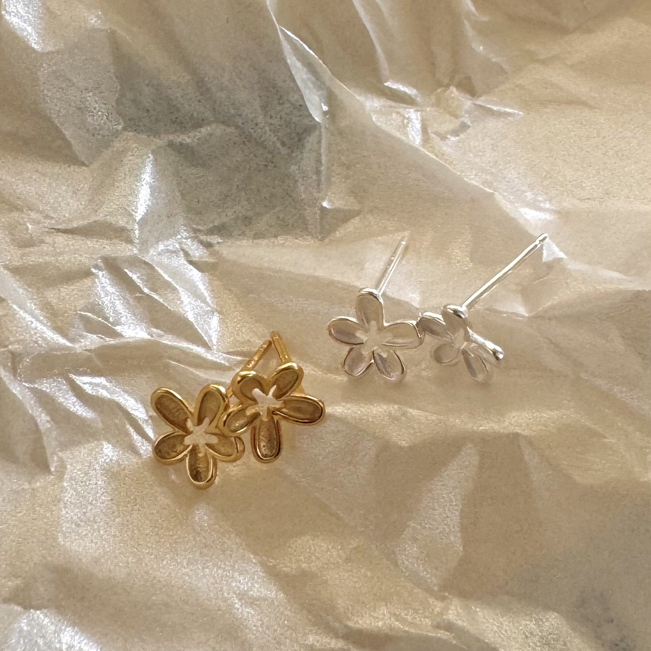 Pendientes Minimalistas de Tuerca con Diseño Floral en Plata de Ley 925 con Baño de Oro, Patrón de Puntos Redondos, Estilo Fresco y Dulce