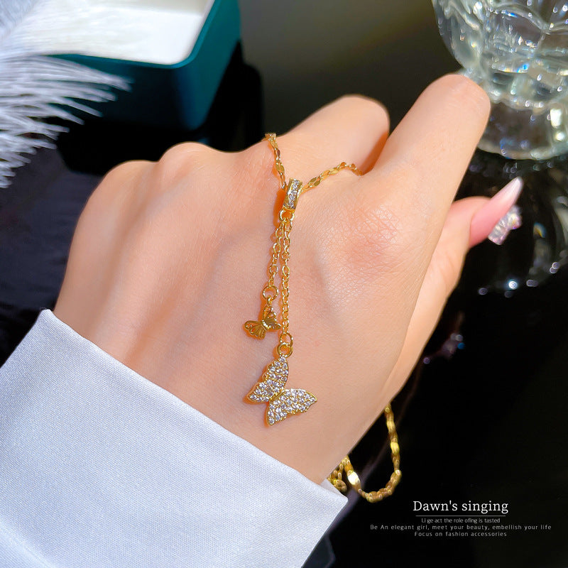 Collar con colgante de mariposa de circonita con microincrustaciones de acero de titanio de lujo para mujer con acabado chapado en oro y cadena ajustable