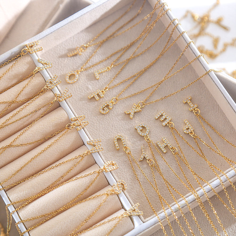 Collar con colgante de cadena de serpiente de oro chapado en acero titanio con forma de letra minimalista para mujer con incrustaciones de circonita cúbica