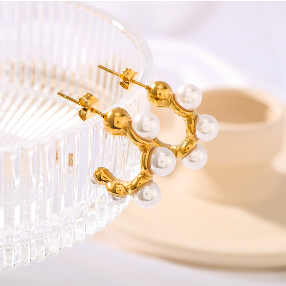 Orecchini a perno minimalisti a forma di C in acciaio inossidabile con intarsio di perle e placcatura sottovuoto in oro 18K da donna