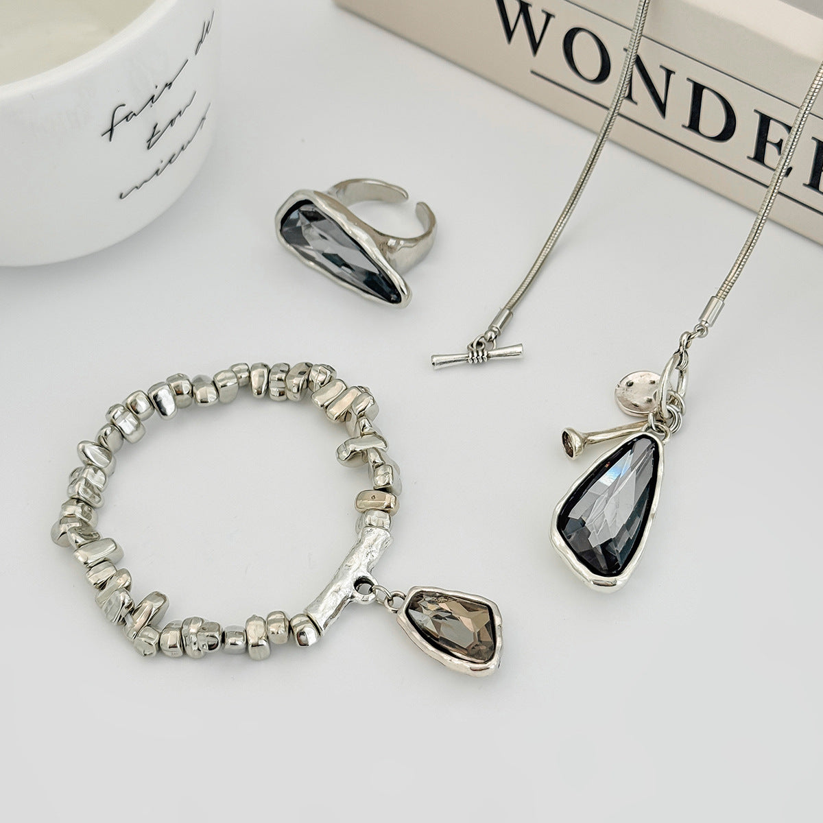 Minimalist Geometric Oval Rhinestone Inlay Alloy Pendant Brass Plated Necklace with OT Clasp for Women