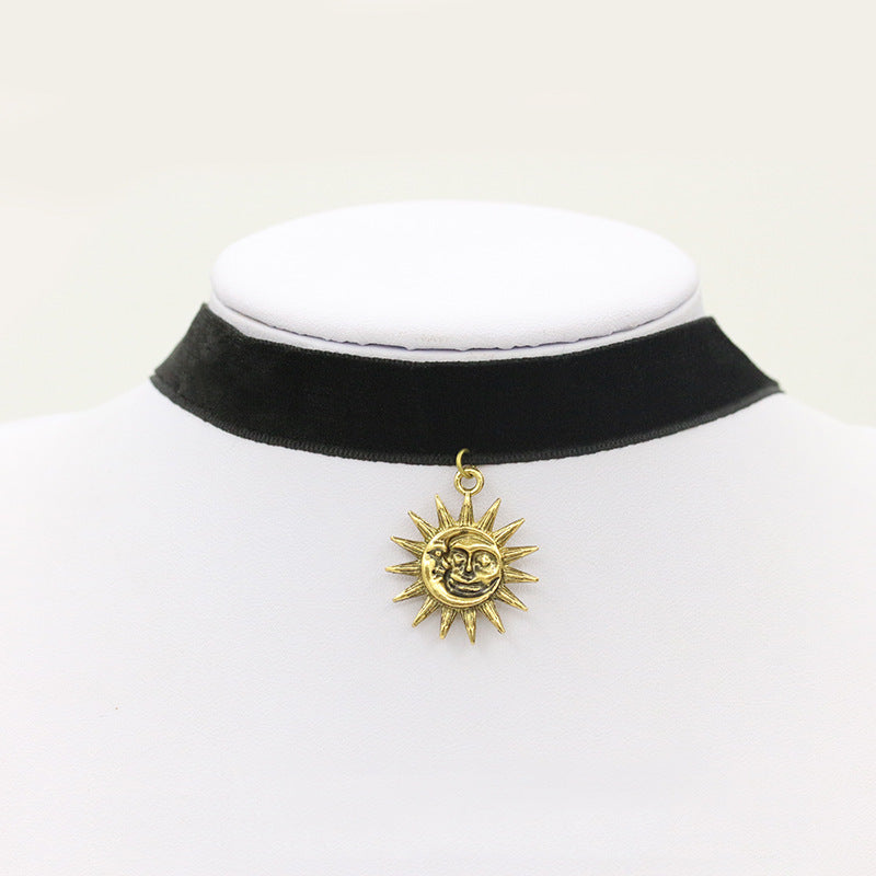 Collana girocollo Gothic Lolita con fascia in velluto, accenti floreali e geometrici, ciondolo in lega per donna