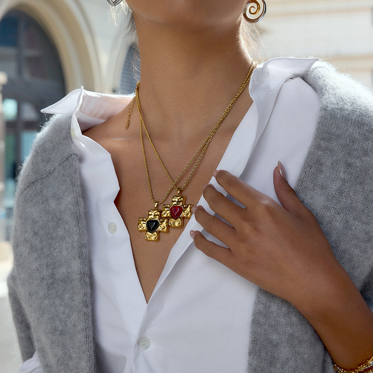Collar minimalista con dije de cruz para mujer en acero de titanio con incrustaciones de circonita y chapado de oro PVD en cadena de acero inoxidable