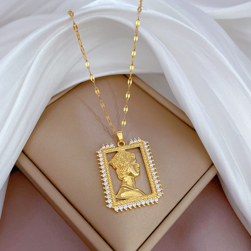 Collana da donna con ciondolo esotico geometrico in acciaio al titanio, con intarsio di zirconi e delicata catena per clavicola