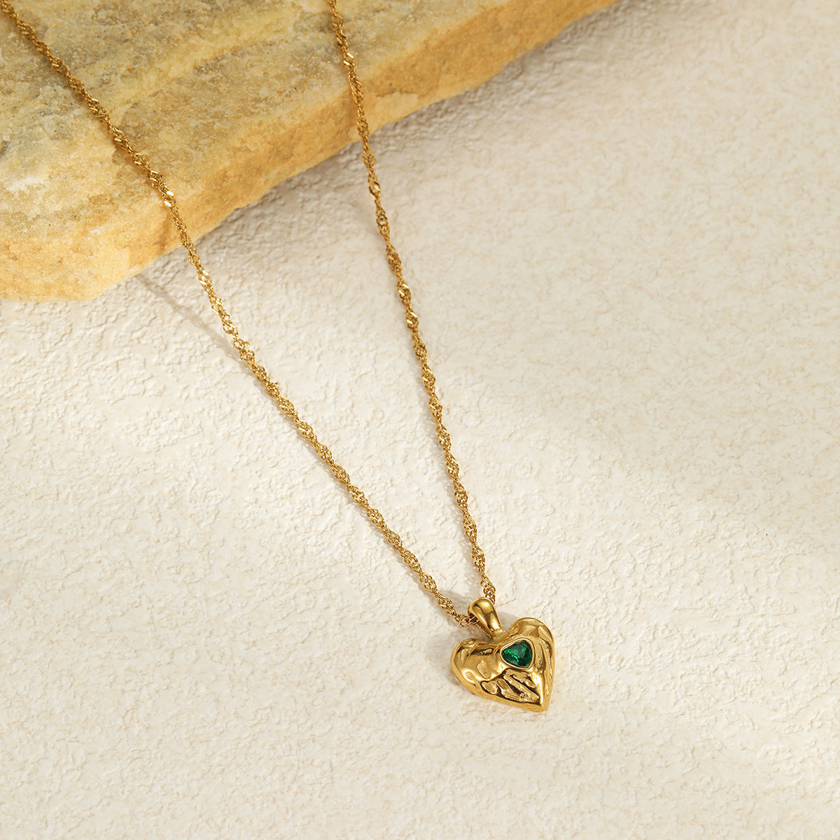 Collana con Pendente a Cuore Martellato e Strass in Acciaio Inossidabile Placcato Oro 18K per Donna