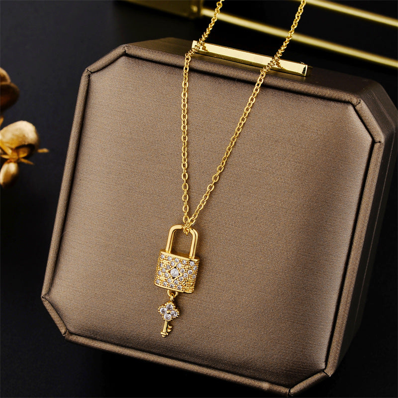 Collana con Ciondolo a Chiave in Acciaio al Titanio alla Moda con Intarsio di Strass Completo su Catena a Sfera per Donna