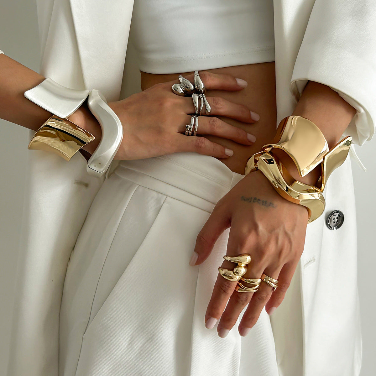 Bracciale rigido aperto da donna minimalista geometrico con texture a onde in lega con finitura placcata