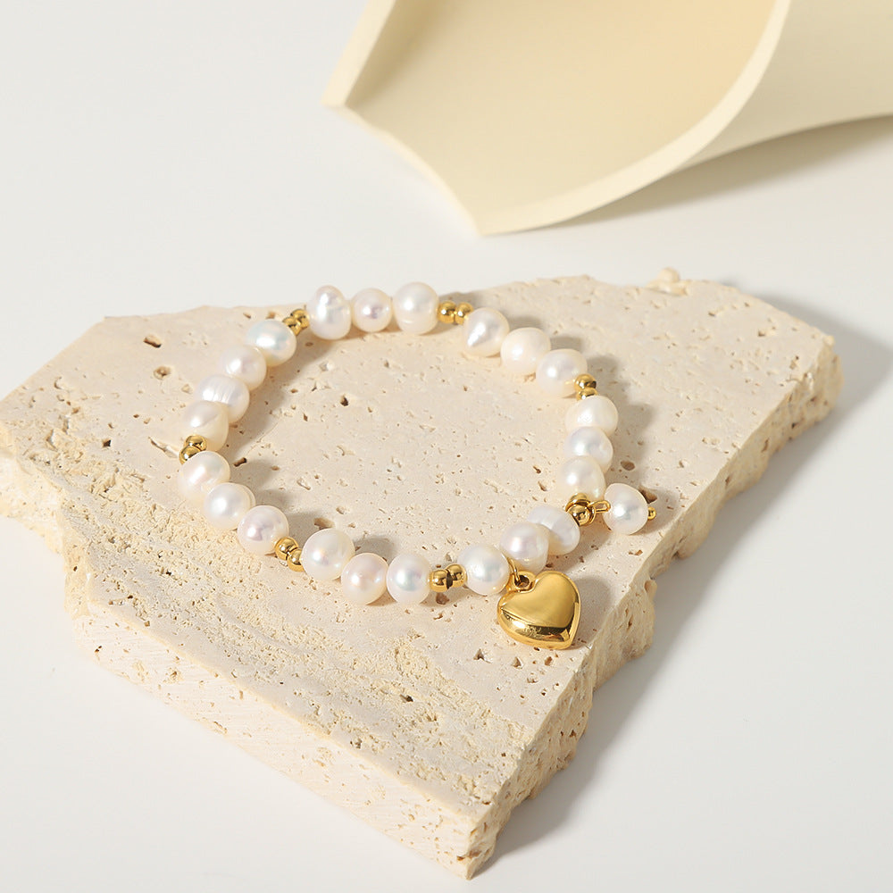 Bracciale da donna in perle d'acqua dolce a forma di cuore stile INS e acciaio al titanio con ciondolo in acciaio inossidabile placcato