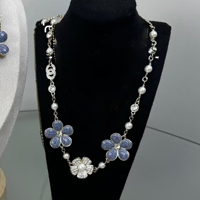 Collar floral de latón chapado en oro de lujo para mujer