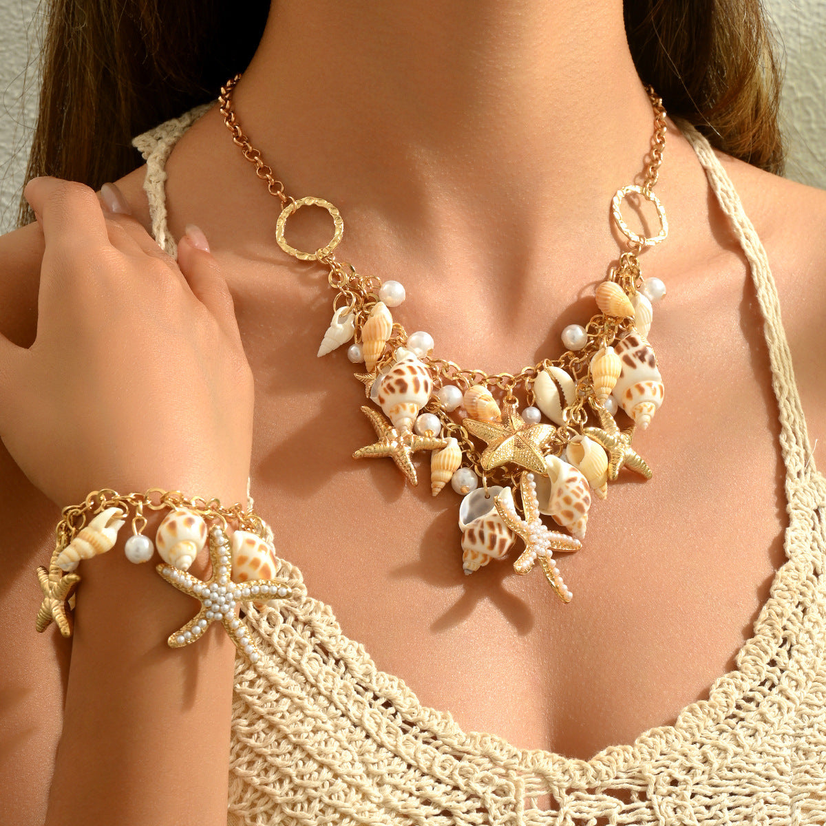 Conjunto de collar y pulsera para mujer inspirados en el océano con colgante de estrella de mar y concha marina, incrustaciones de perlas, cadena de aleación, joyería temática natural
