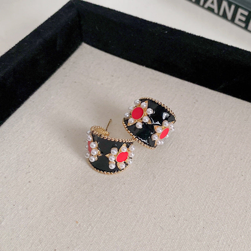 Pendientes de perlas florales vintage con incrustaciones de diamantes de imitación en acero de titanio y postes de plata 925, diseño de esmalte goteado en forma de lágrima para mujer