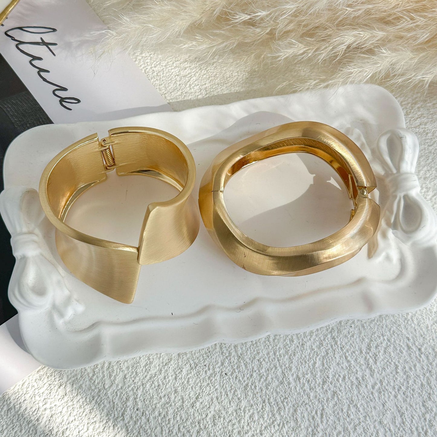 Bracciale a Polsino a Goccia Geometrico in Lega Placcata Opaca Elegante e alla Moda Design Irregolare a Incavo