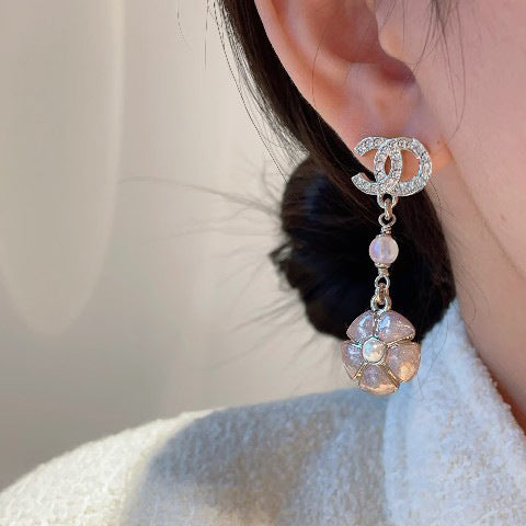 Pendientes Vintage de Latón Chapado en Oro con Flor de Camelia Esmaltada en Rosa con Postes de Plata de Ley 925 para Mujer