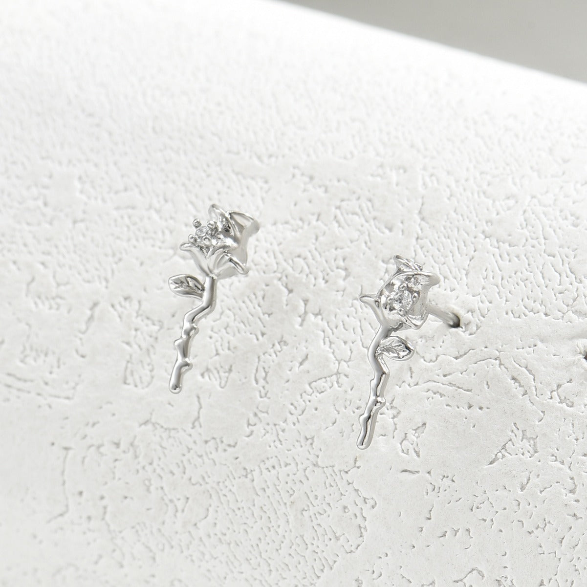 Orecchini Floreali Minimalisti con Intarsio in Zircone su Base in Rame e Perni in Acciaio Inossidabile con Design a Rosa e Geometrico