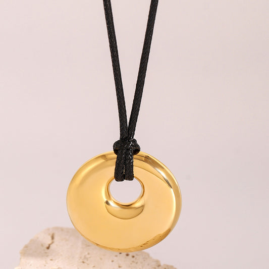 Collana con ciondolo rotondo cavo geometrico minimalista in acciaio inossidabile lucido da donna con ciondolo in acciaio al titanio
