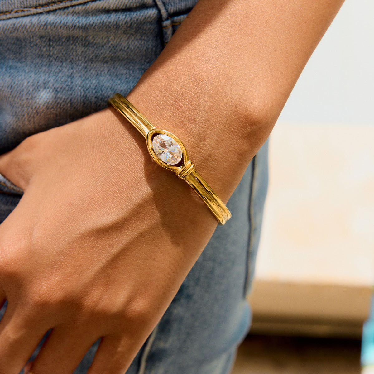 Pulsera Minimalista Geométrica de Acero Inoxidable con Acentos de Pedrería y Baño para Mujer
