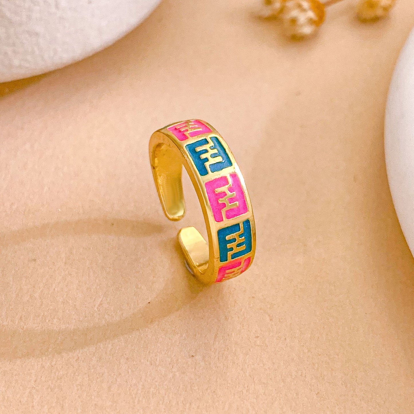 Anello regolabile da donna in ottone placcato oro con lettera a cuore e smalto a goccia colorato