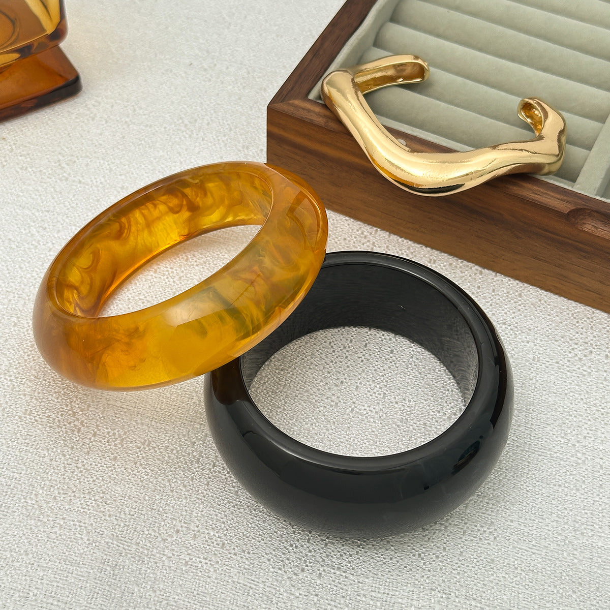 Fashion Elegant Amber Resin Plated Geometric Round Open Cuff Bracelet for Women