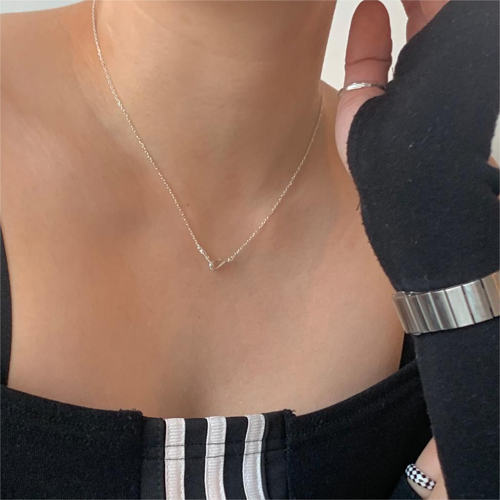 Collar con colgante geométrico minimalista de plata de ley 925 con delicado cierre de gancho