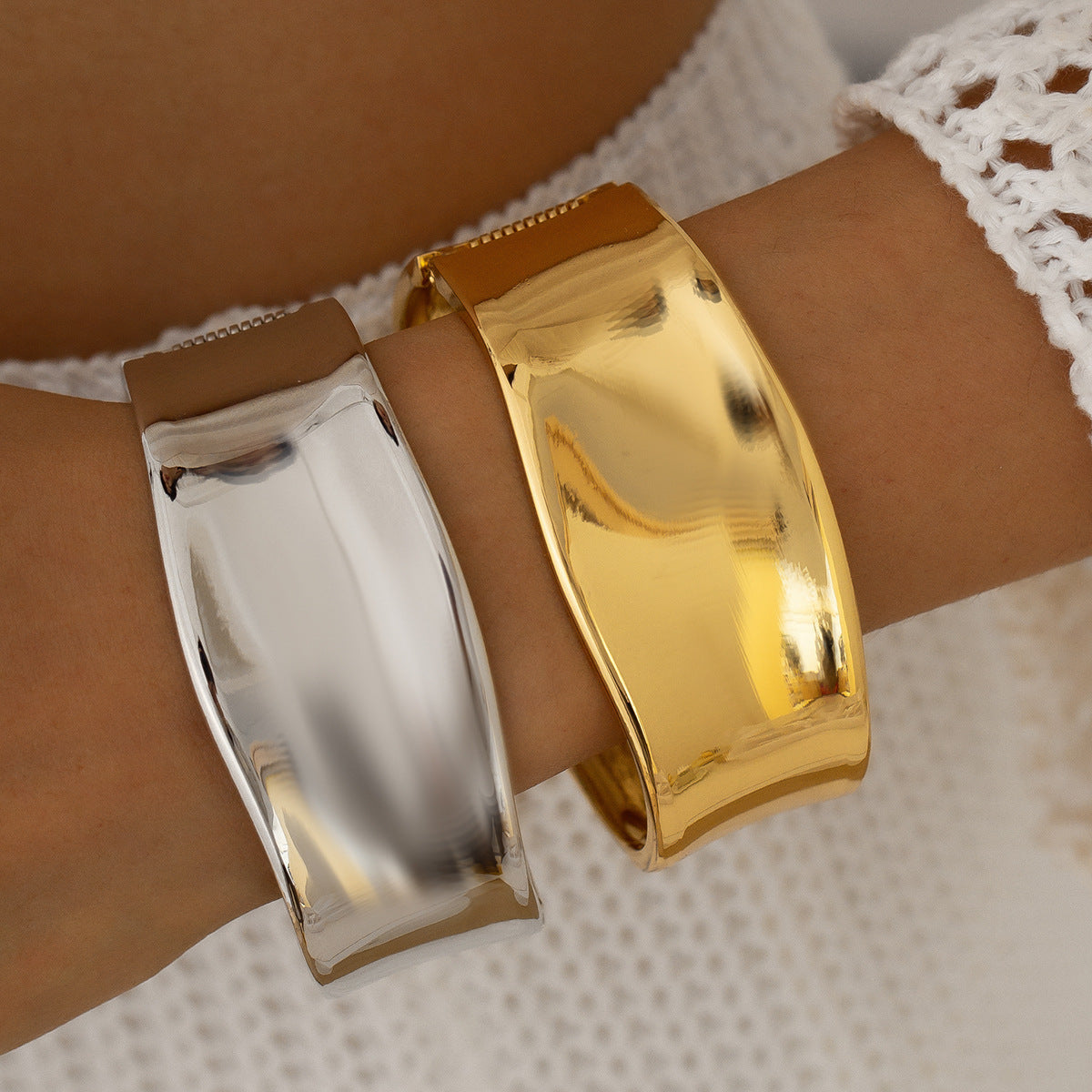 Pulsera de puño de metal líquido arrugado irregular con acabado chapado de alto brillo para mujer