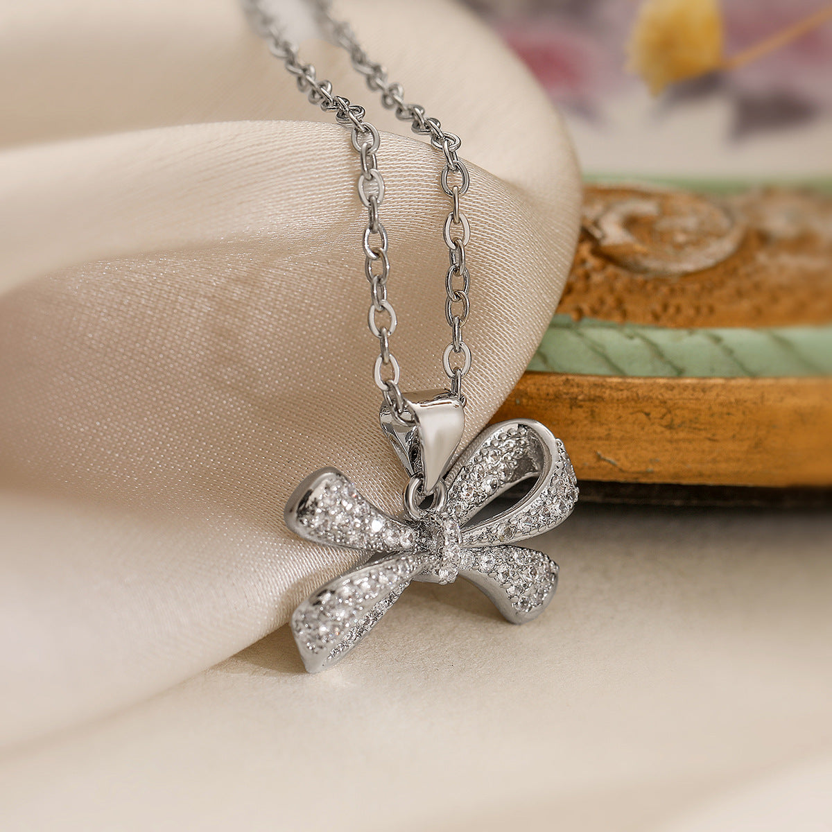 Collana Minimalista da Donna con Pendente a Fiocco in Rame, Placcatura in Oro 18K e Dettagli in Zircone