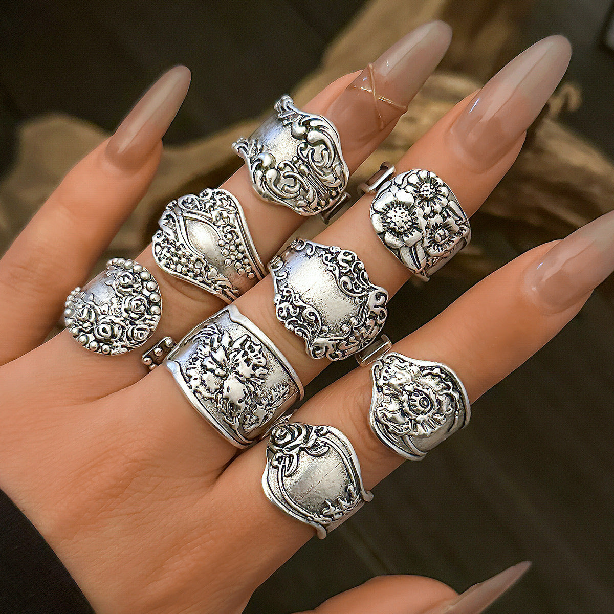 Anillo de aleación oxidada estilo punk étnico vintage con grabado floral y geométrico, diseño de banda abierta y unión asimétrica
