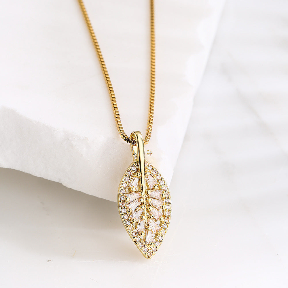 Collana con Pendente a Foglia Minimalista da Donna con Base in Rame Placcata in Oro 18K e Zirconia Micro-Incastonata