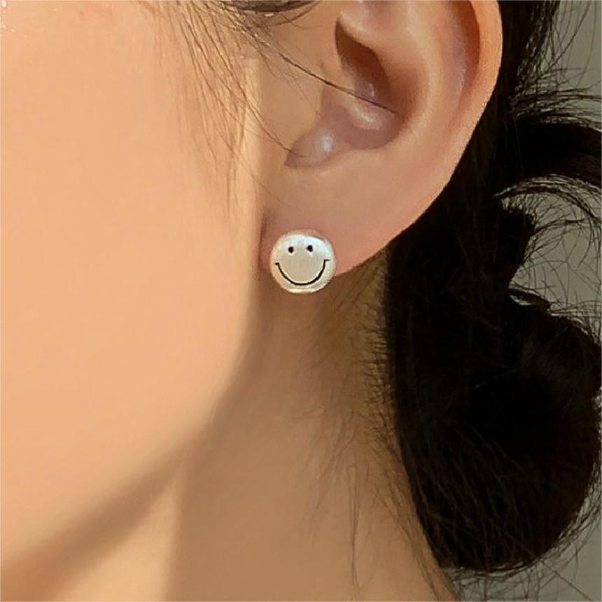 Pendientes Minimalistas de Cara Sonriente en Plata de Ley 925 con Acabado Cepillado y Acento Geométrico