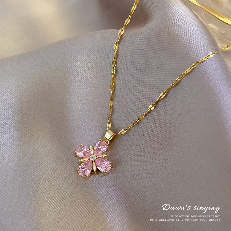 Collana da donna a forma di trifoglio minimalista in acciaio titanio placcato con strass micro-pavé e catena a piastre intrecciate