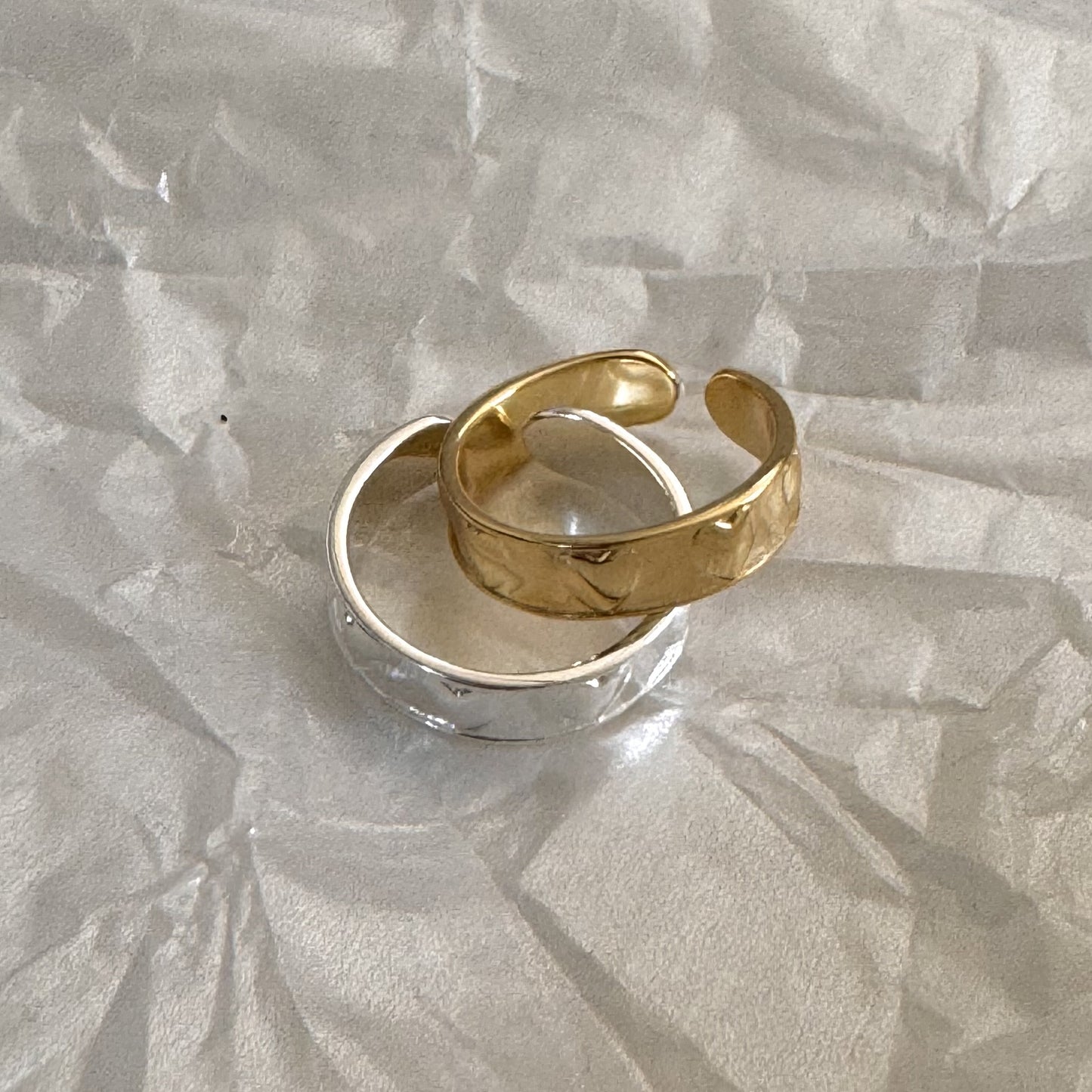 Anello Minimalista a Cuore in Argento Sterling S925 con Fascia Lucida e Design Geometrico