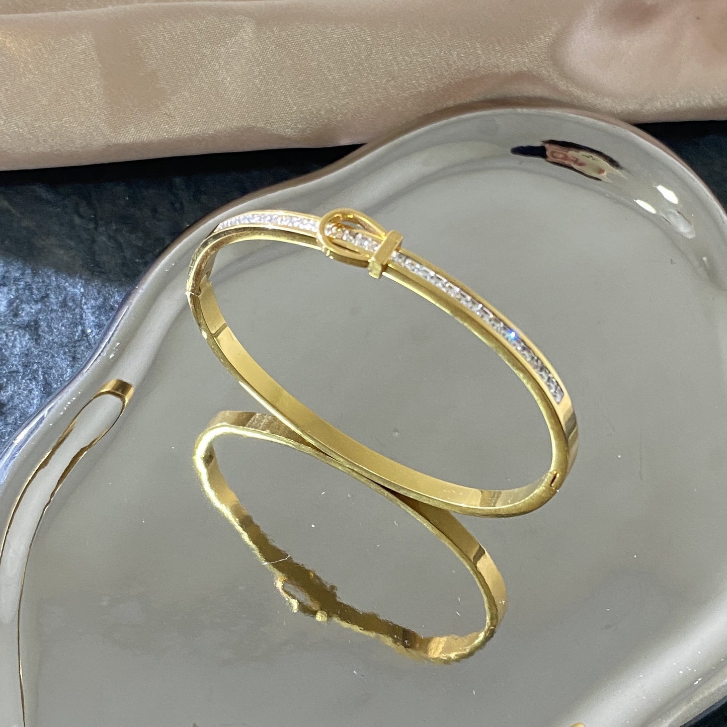 Minimalist Elegant Oval Geometric Cubic Zirconia Plated Titanium Steel Buckle Bracelet