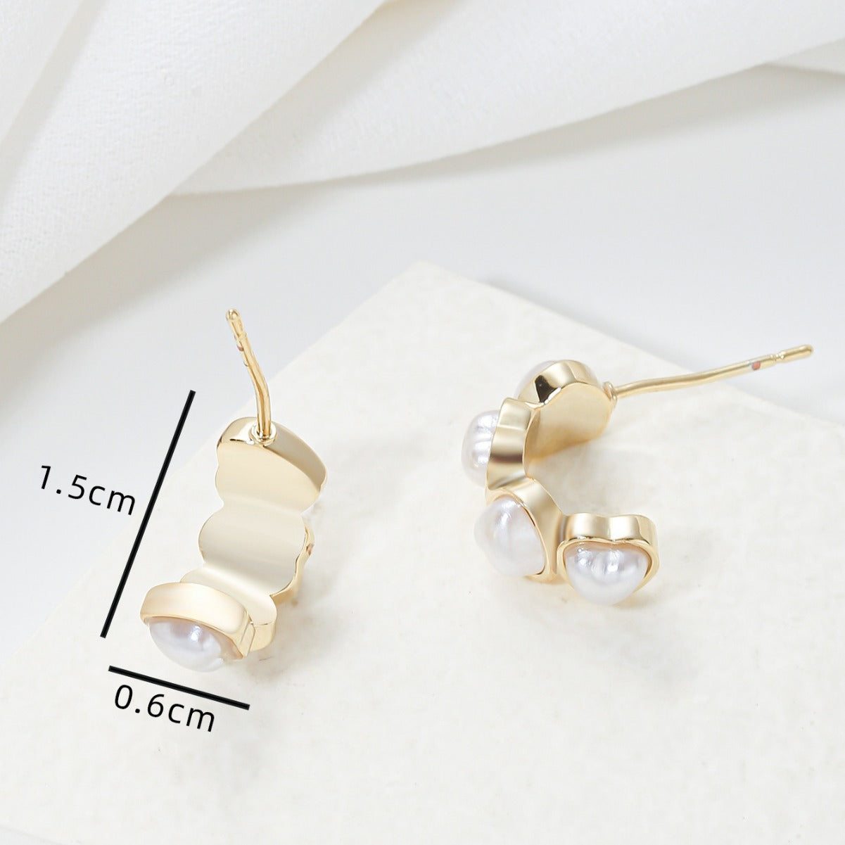 Orecchini geometrici minimalisti a forma di cuore con perle per donna, in rame con perni in acciaio inossidabile