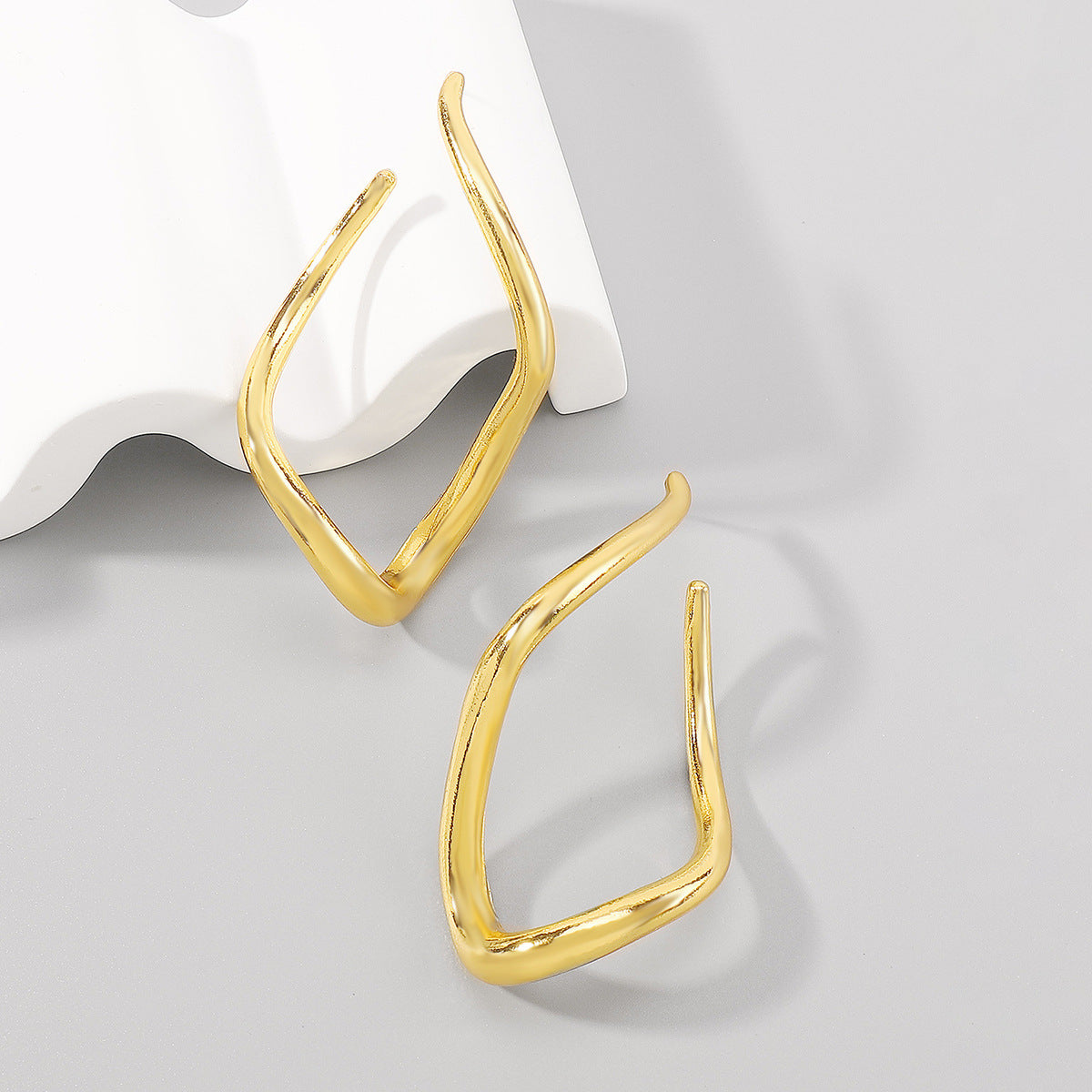 Pendientes Geométricos de Aleación Dulces y Atrevidos para Mujer con Acabado Galvanizado y Diseño Retorcido Irregular