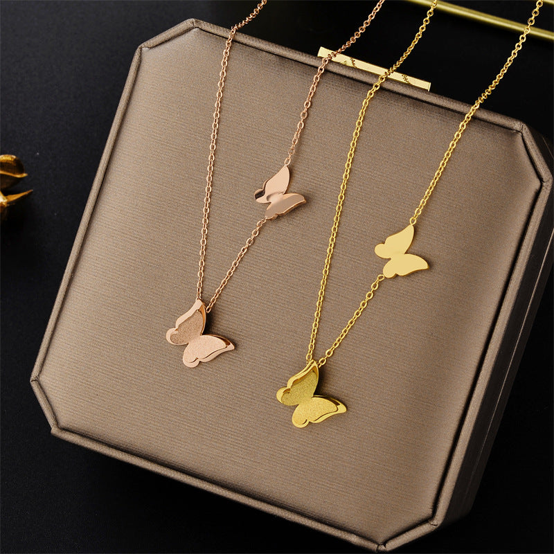 Collana Minimalista con Ciondolo a Doppia Farfalla in Acciaio al Titanio Placcato Oro Rosa Opaco da Donna con Catena a Sfera