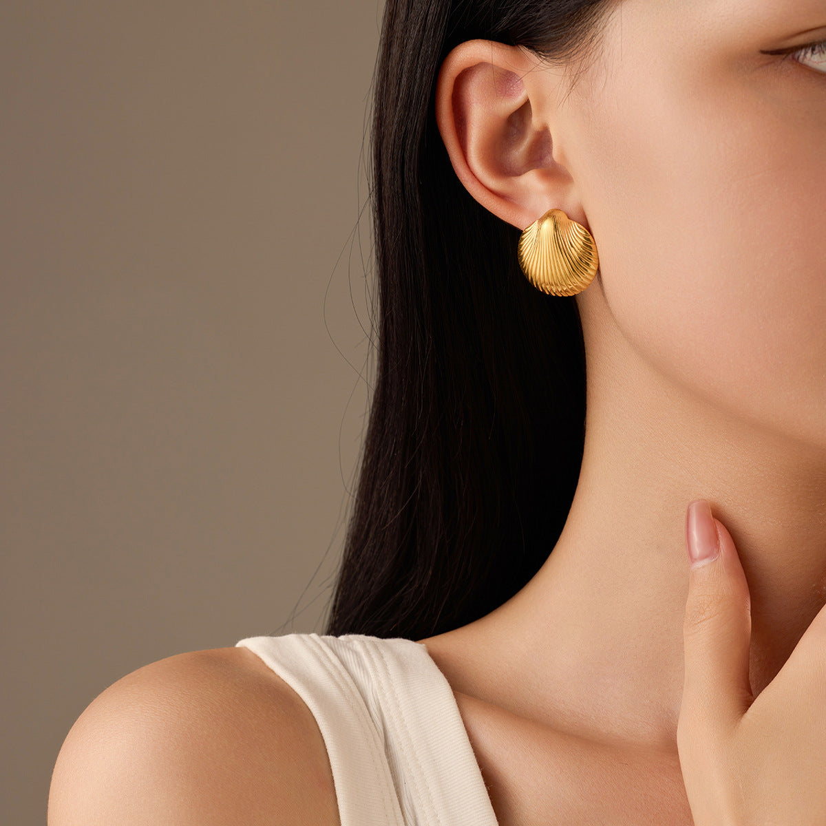 Pendientes de acero de titanio con forma de vieira, chapados en oro de 18 quilates, inspirados en el océano y de moda para mujer