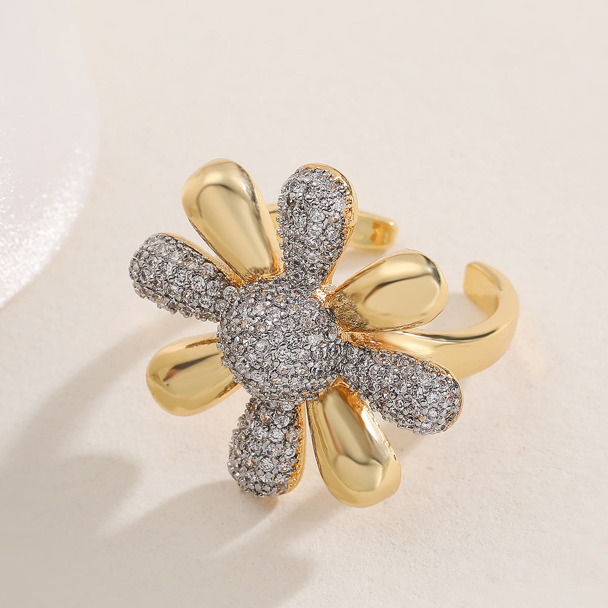 Minimalist Luxury Two-Tone Plated Geometric Flower Micro-Inlaid Cubic Zirconia Brass Ring for Women