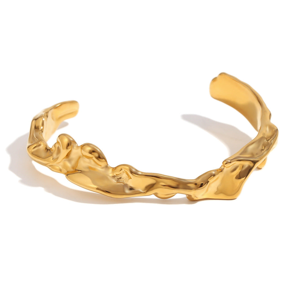 Bracciale da donna in acciaio inossidabile placcato oro 18 carati con trama martellata irregolare e ondulata